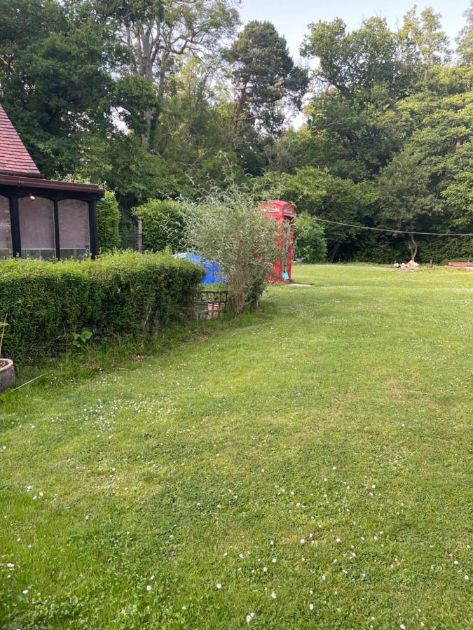 South Lodge House Dormansland Exterior photo